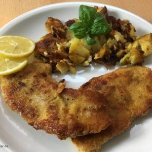 Panierte-Schnitzel-mit-Bratkartoffeln-500x500